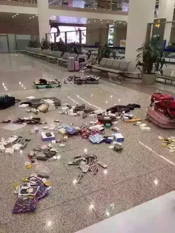 传上海浦东机场大量商品因不加税被弃 官方辟谣