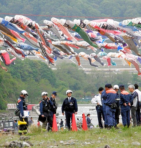 日本大阪约400面鲤鱼旗挂满河岸当地人兴奋不已