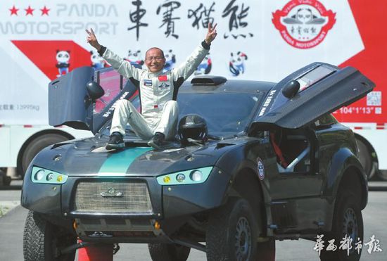 2015年6月9日，成都双流熊猫汽车基地，准备出征环塔拉力赛的梁钰祥展示他价值400万的战车。
