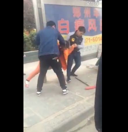 郑州:两小伙暴打女环卫工要求其下跪 警方介入(图)