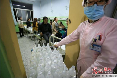　　2016年4月12日23时许，在山西临猗县人民医院拍摄的多名小学生氯气中毒输液场面。