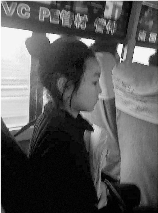 市民季先生在公交上抓拍的女孩照片。网络资料