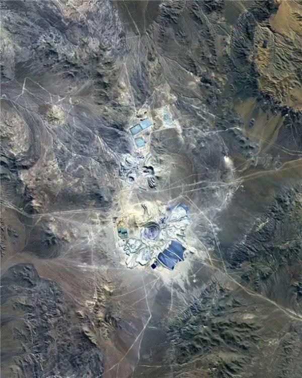 埃斯康迪达铜矿在提取金、银、铜的贵金属后，智利阿塔卡马沙漠的景色已然发生明显变化。