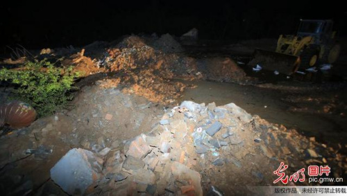 　2016年4月12日23时许，在山西临猗县里寺村氯气泄露现场，推土机已经将氯气泄露处填埋。