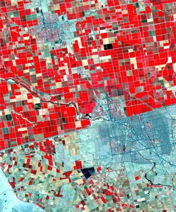从太空上看，美国和墨西哥的边境线十分明显。红色的代表农场，所以南加州特别显眼。