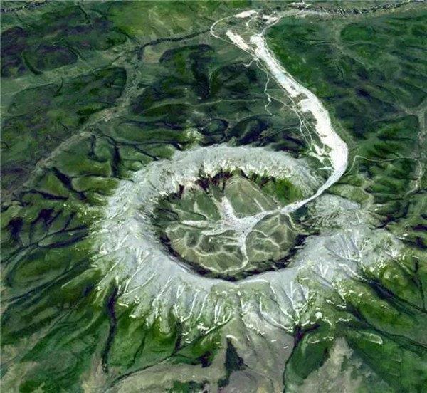这个完美的圆环位于俄罗斯的昆德尔山丘，由熔融岩浆结晶从地下浮上地表形成。一条小溪穿心而出。