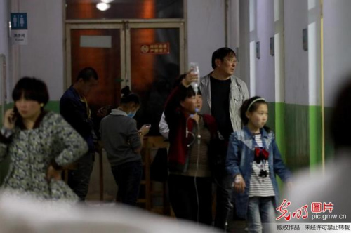 　2016年4月12日23时许，在山西临猗县人民医院拍摄的多名小学生氯气中毒输液场面。