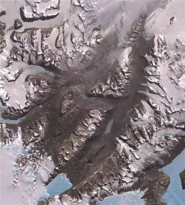 在南极洲的麦克默多干谷可能是地球上最像火星地貌的景观。