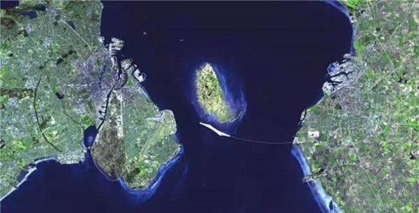 把瑞典和丹麦连接起来、总长10英里的厄勒海峡大桥。在这两个国家之间还镶嵌着一块人工岛绿宝石。