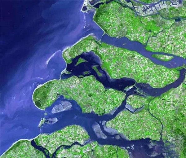 荷兰北海的严密海防系统，你能看到各种堤防、运河、堤坝、桥梁。