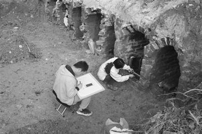 考古人员在现场挖掘、记录。