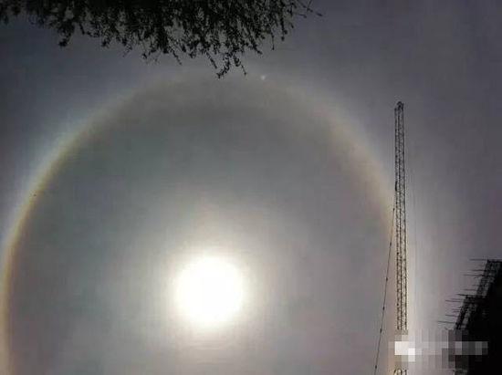 上海现UFO 专家称光圈是日晕亮点或是飞行器(图)