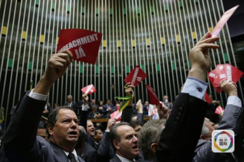 3月17日，在巴西首都巴西利亚，反对党议员手举写着“马上弹劾”字样的标语，准备推动针对总统罗塞夫的弹劾程序。