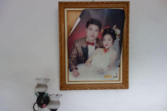 李玉前和谢初明的结婚照至今挂在卧室的墙壁上。