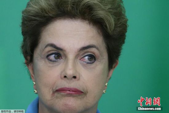 当地时间4月18日，巴西总统罗塞夫召开新闻发布会，称其不满国会的投票会议，并且要继续战斗。巴西国会众议院17日以367票赞成通过了针对总统罗塞夫的弹劾案。投票会议于当地时间17日14时开始，各党派代表首先进行了长达4小时的动员陈词。18时左右，到场的511名议员开始按事先拟好的顺序轮流表决，最终以367票赞成、137票反对、7票弃权通过了总统弹劾案。