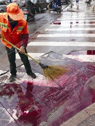昨天下午，“红粉”惹祸，把小南路和虞师里的路面染红了，环卫工人雷师傅在清理。 蒋文广 摄