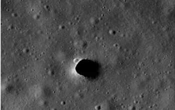 飞船绕到月球背面拍照 发现神秘坑洞