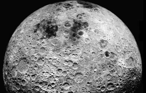 NASA宇宙飞船绕到月球背面拍照竟发现神秘坑洞…