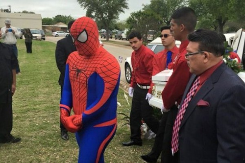 另类方式悼念溺童美国警察扮蜘蛛侠出席葬礼（图）