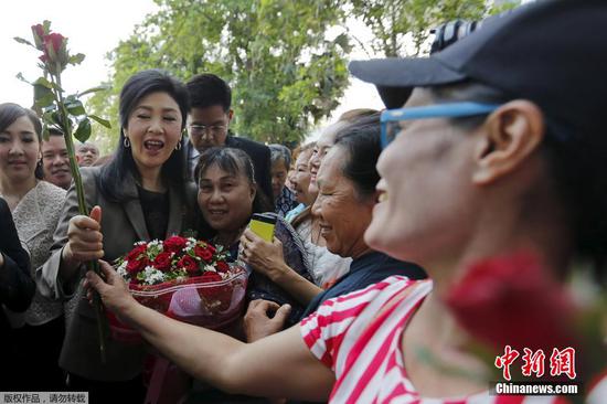 泰国前总理英拉出庭受审 获支持者献玫瑰(图)