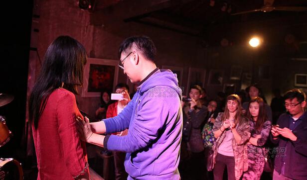 女诗人邀观众摸胸半钟头 称观众很温柔过程很感动