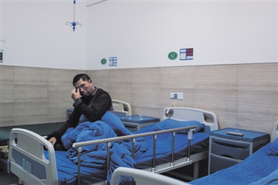 今年1月，刘强在精神病院住院期间被病友挖去双眼眼珠，现在，医院将他一人放在单独的病房治疗，妻子负责照顾他的生活。本版摄影/新京报记者 彭子洋