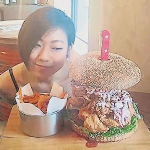 马来西亚华裔空姐变大胃王 43分钟吞3.2公斤巨无霸汉堡