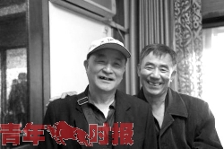 汪炳福（右）和他的师傅黄太容合影。