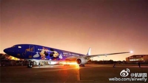 中国第一架迪士尼号首航：空姐戴米妮耳朵