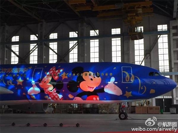 中国第一架迪士尼号首航：空姐戴米妮耳朵