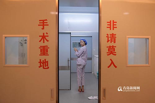 张晓媛在妈妈的陪伴下进入手术室，开始接受隆胸手术。