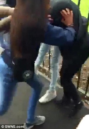 英国13岁女生遭校园欺凌 30人撕扯围殴