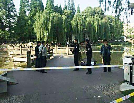 警方:成都温江公园死亡男子为开枪自杀身亡(图)