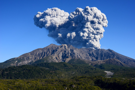 日本樱岛火山喷发火山灰喷射高度逾4000米（图）