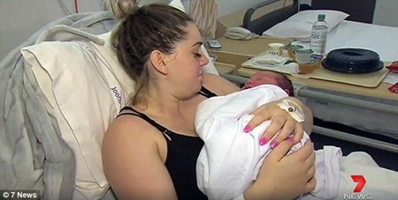 澳妈产12斤巨婴