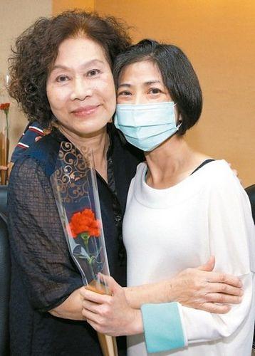 71岁林妈妈左捐肾救女林艾霖右，让女儿获新生。来源 台湾《联合报》 