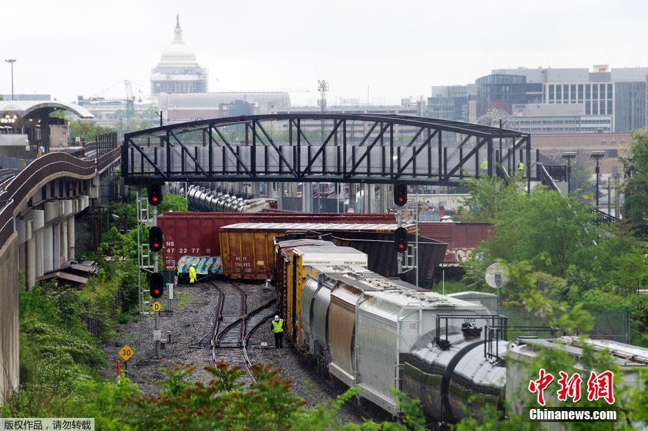 美国华盛顿发生危化品列车脱轨 多节车厢泄漏
