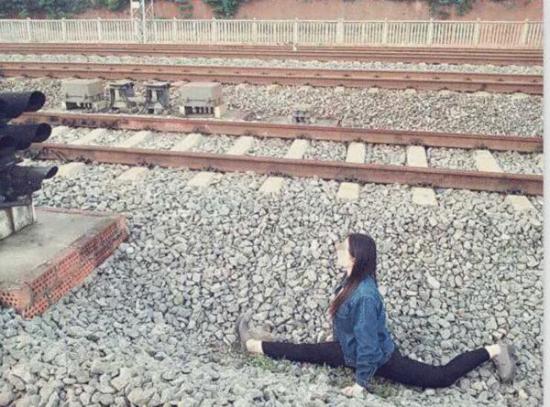这两名女士在铁轨旁劈腿拍照，火车即将开来，她们却并没有意识到。 受访者 供图