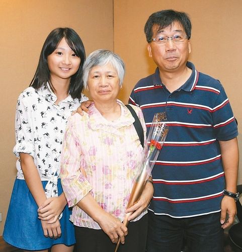 姜妈妈（中）在21年前捐肾给儿子（右），如今小孙女（左）都长大了。来源 台湾《联合报》