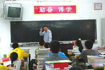 四川“轮椅教师”手撑讲台上课最差班1年变第2名