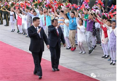 （2016年5月3日，中共中央总书记、国家主席习近平在人民大会堂东门外广场为本扬举行欢迎仪式。新华社记者 庞兴雷 摄）