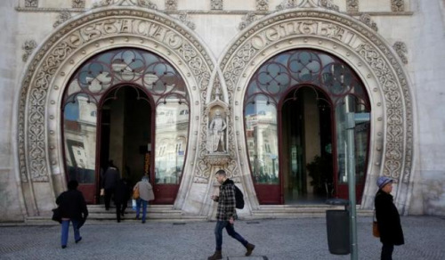 2016年3月15日，里斯本市中心罗西奥火车站入口处的塞巴斯蒂昂国王雕像。
