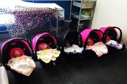 杜斯在Instagram分享带五个宝宝去看医生的照片，婴儿车长长一串排开，颇具排场。(图片来源：台湾《苹果日报》网站)
