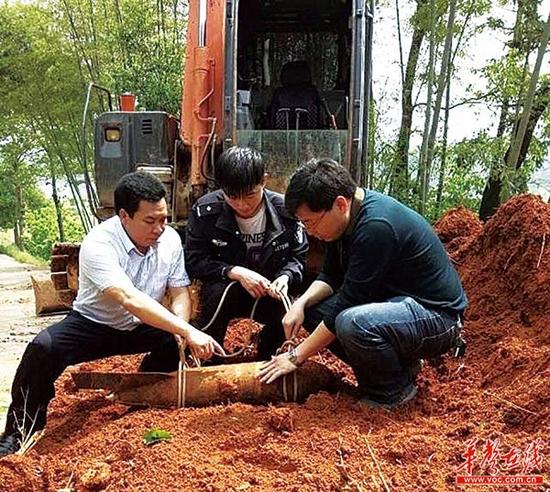 民警从泥土中挖出了这枚长约1.1米，直径0.2米，重约45公斤的航空炸弹。