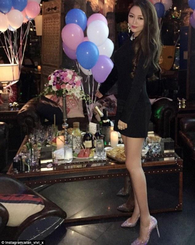 中国女孩豪掷千金炫富 17只爱马仕包排成排