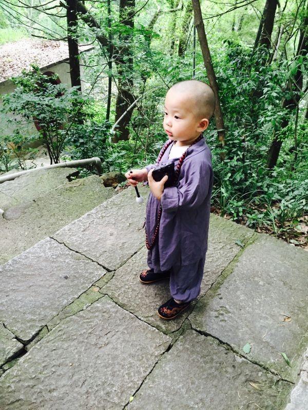 萌翻啦!九江超萌小和尚走红网络