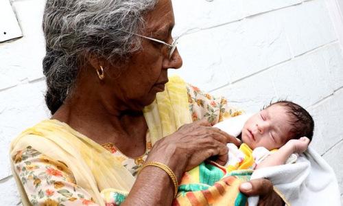 印度70岁老妇产子另有隐情：为帮丈夫争夺遗产