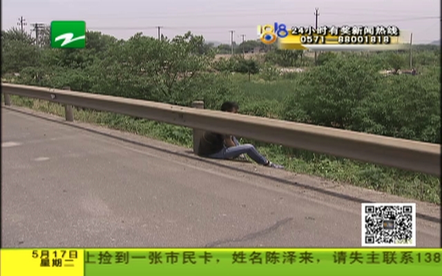 水泥车冲出高速 驾驶员被吓懜