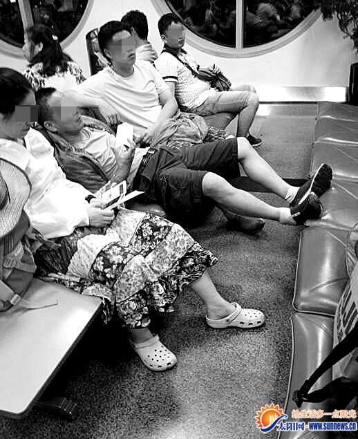 乘客在厦门机场脱鞋睡觉　小伙发怒扔鞋录像