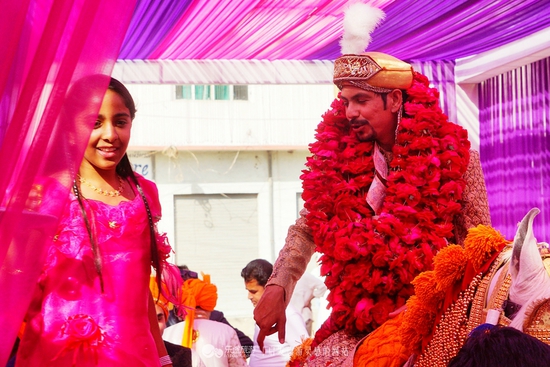 印度土豪结婚沿街撒钱 美女如云